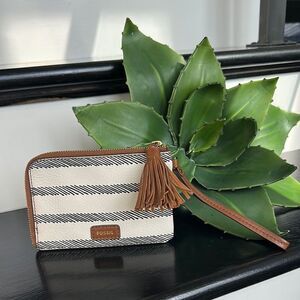 New Fossil genuine leather wristlet wallet gift neutral